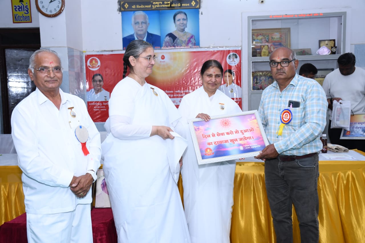 आदिपुर में के.जी.के. समाज द्वारा आध्यात्मिक एवं सम्मान समारोह का आयोजन