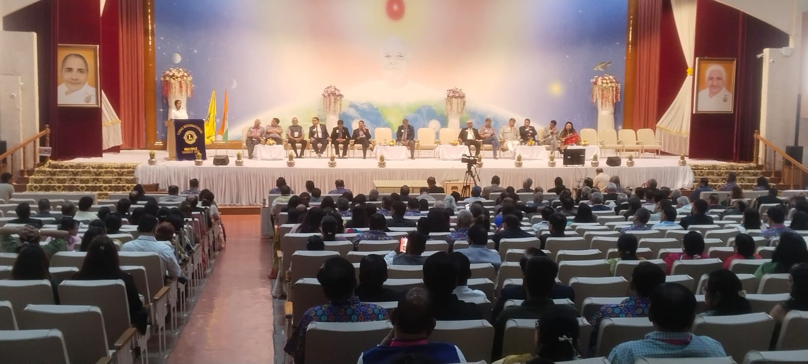 संगम अभियान के अंतर्गत ज्ञान सरोवर, माउंट आबू में लायंस इंटरनेशनल मल्टीपल कन्वेंशन के दौरान वरिष्ठ नागरिकों के सम्मान हेतु प्रतिज्ञा दिलाई गई